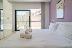3 habitaciones, escritorio y tabla de planchar con plancha