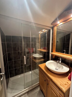 Douche, séchoir à cheveux, savon, shampooing
