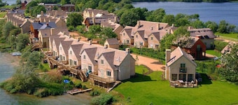 A Cotswold stone waterside cottage that sleeps 6 guests in 3 bedrooms