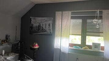 2 slaapkamers, een strijkplank/strijkijzer, internet, beddengoed