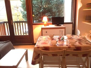 Dining - Cozy Studio, 4 People, South Balcony, Gym Access, Parking - Vignec (Vignec)