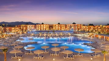 2 indendørs pools, 13 udendørs pools