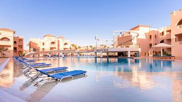 2 indoor pools, 13 outdoor pools