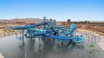 Un parc aquatique doté de nombreux toboggans et de plusieurs piscines, situé au milieu d’un paysage désertique.