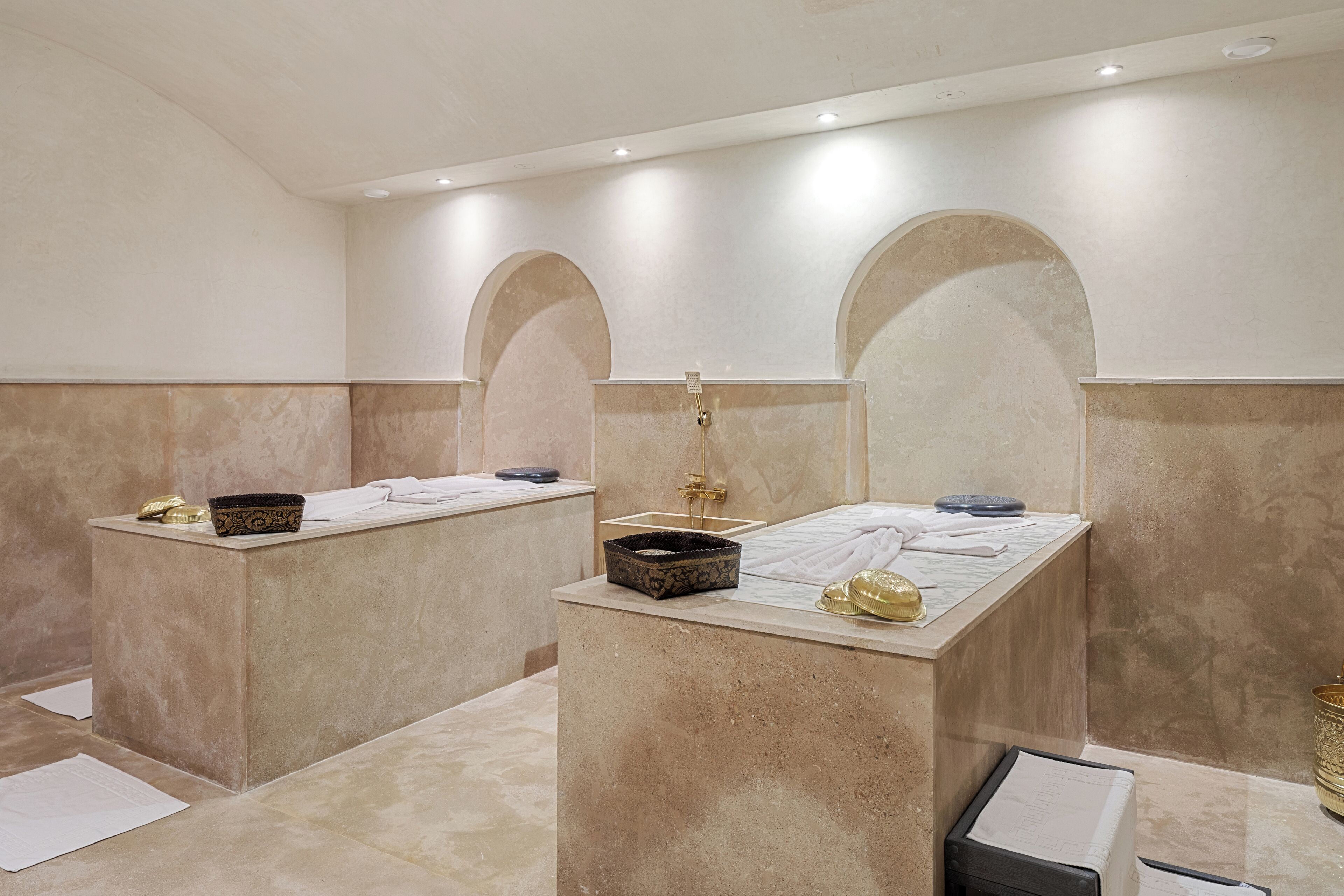 Un baño moderno con dos lavamanos, una bañera y un espejo grande.