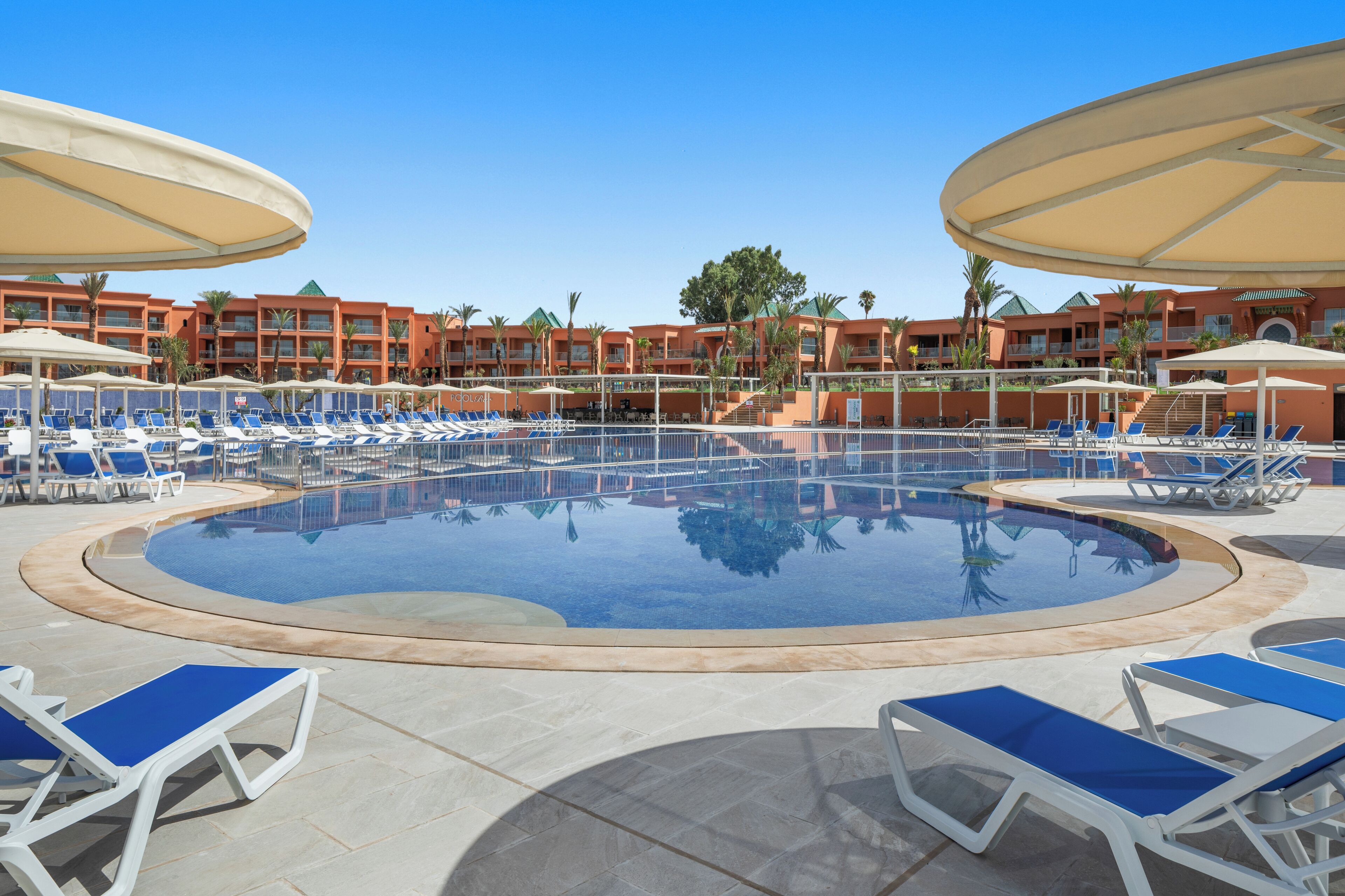 2 indoor pools, 13 outdoor pools