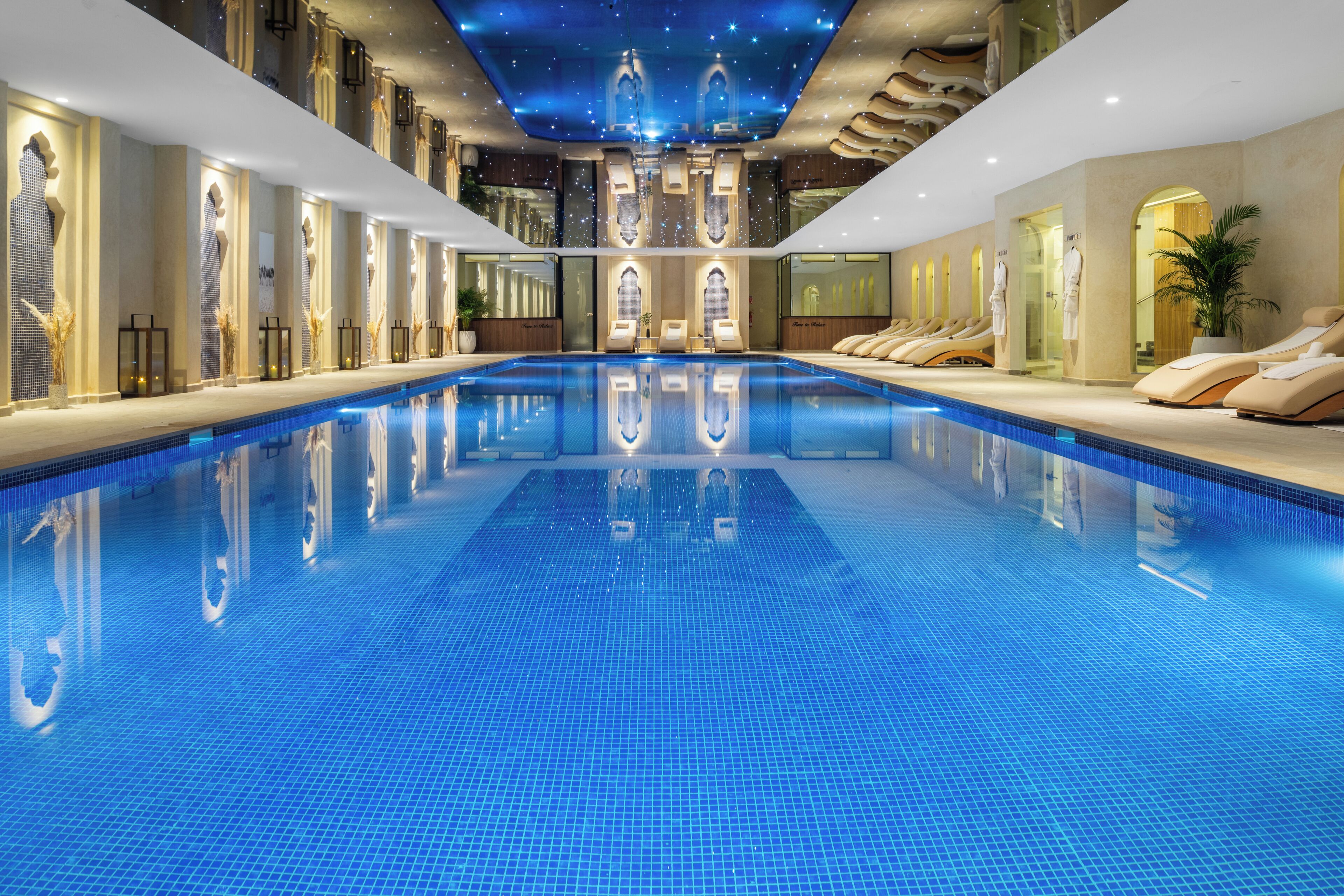 2 piscines cobertes i 13 piscines a l'aire lliure 