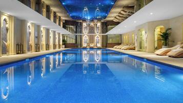 2 indendørs pools, 13 udendørs pools