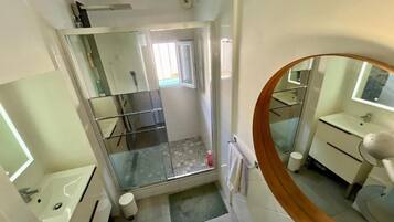 Douche, sèche-cheveux, savon, papier toilette