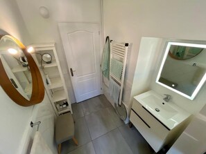 Douche, sĂšche-cheveux, savon, papier toilette