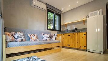 Appartement Standard, balcon, vue jardin | Coin séjour | TV connectée de 40 pouces avec chaînes numériques, Netflix