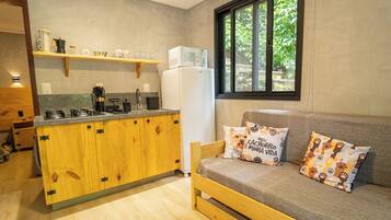 Apartamento standard, sacada, vista para o jardim | Cozinha privada | Cafeteira/chaleira