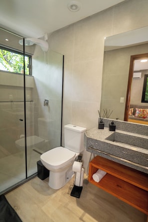 Apartamento standard, sacada, vista para o jardim | Banheiro