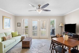 公寓式客房, 1 张大床和 1 张沙发床 (Grand Caribbean West 311) | 起居区