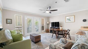 Condo, 1 giường cỡ queen và sofa giường (Grand Caribbean West 311) | Khu phòng khách