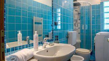 Dusche, Haartrockner, Bidet, Handtücher