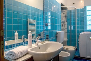 Dusche, Haartrockner, Bidet, Handtücher