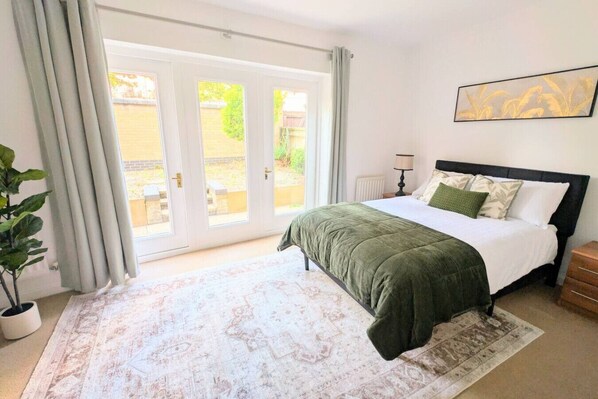 3 bedrooms, desk, WiFi