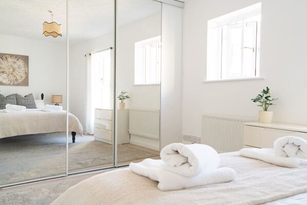 3 bedrooms, desk, WiFi