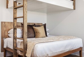 5 bedrooms, WiFi, bed sheets - New - Gulf Front - Private Pool - Hot Tub - 53 steps to the beach (Panama City Beach)