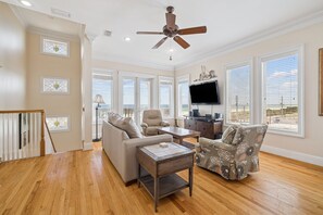 Living area - New - Gulf Front - Private Pool - Hot Tub - 53 steps to the beach (Panama City Beach)