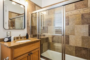 Regadera, secadora de cabello, toallas 