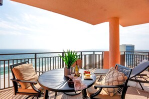 Apartment, Mehrere Betten (Seachase 1405W) | Speisen im Freien