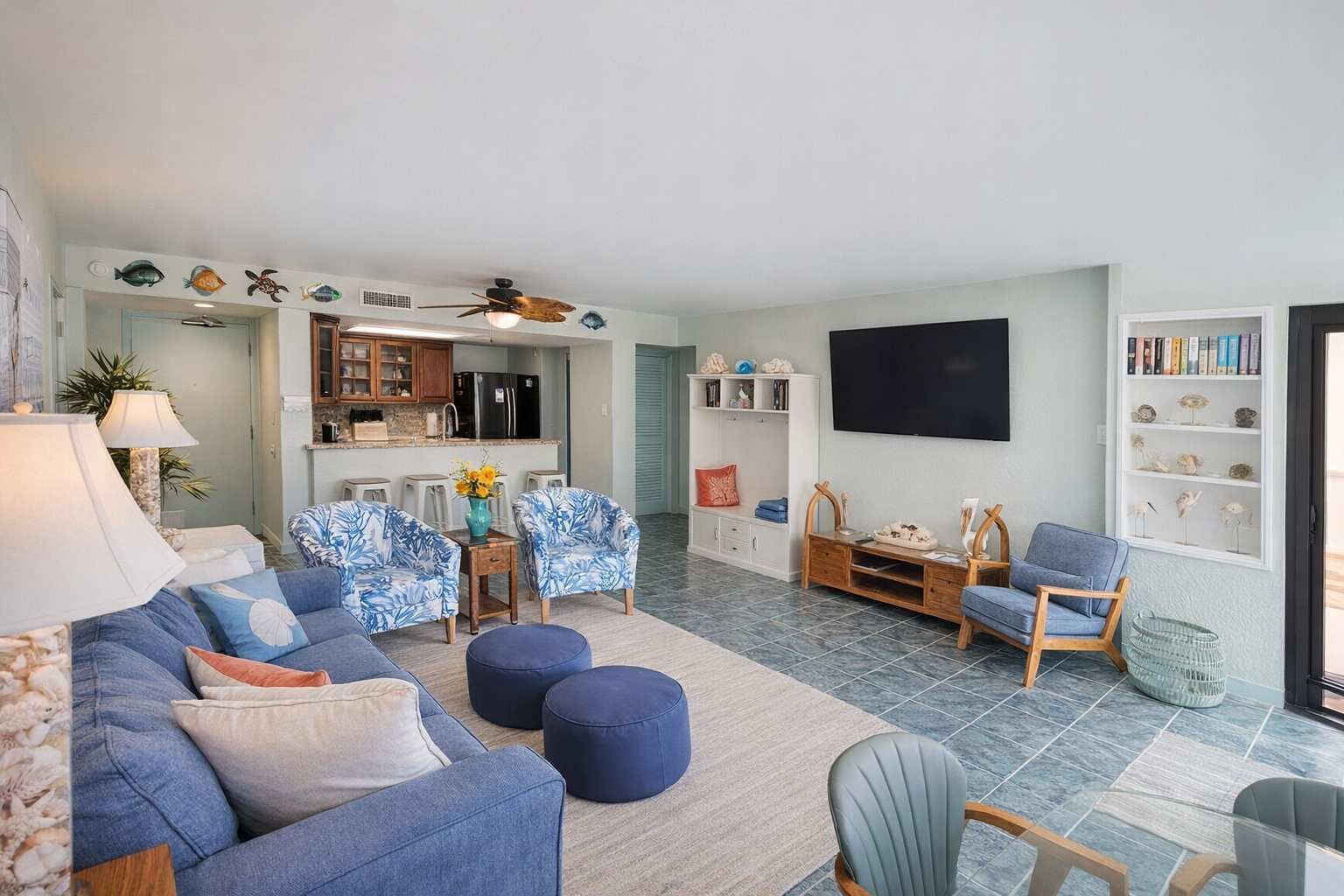 Leilighet, flere senger, terrasse, hageutsikt (Saida Royale 9018) | Oppholdsområde | En 42-tommers Flatskjerm-TV med digitale kanaler