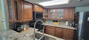 Condo, Berbilang Katil, Patio, Garden View (Saida Royale 9018) | Dapur peribadi | Peti sejuk, ketuhar gelombang mikro, ketuhar, dapur