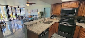 Apartamento, varias camas, patio, vistas al jardín (Saida Royale 9018) | Cocina privada | Frigorífico, microondas, horno y placa de cocina
