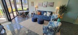 Appartamento, letti multipli, patio, vista giardino (Saida Royale 9018) | Area soggiorno | TV a schermo piatto 42 pollici con canali digitali