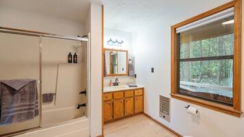 SĂšche-cheveux, serviettes fournies, savon, papier toilette