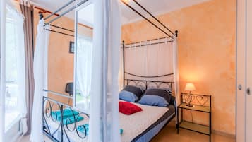 Iron/ironing board, WiFi, bed sheets, wheelchair access