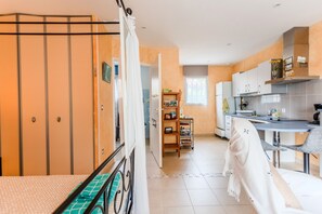 Iron/ironing board, WiFi, bed sheets, wheelchair access