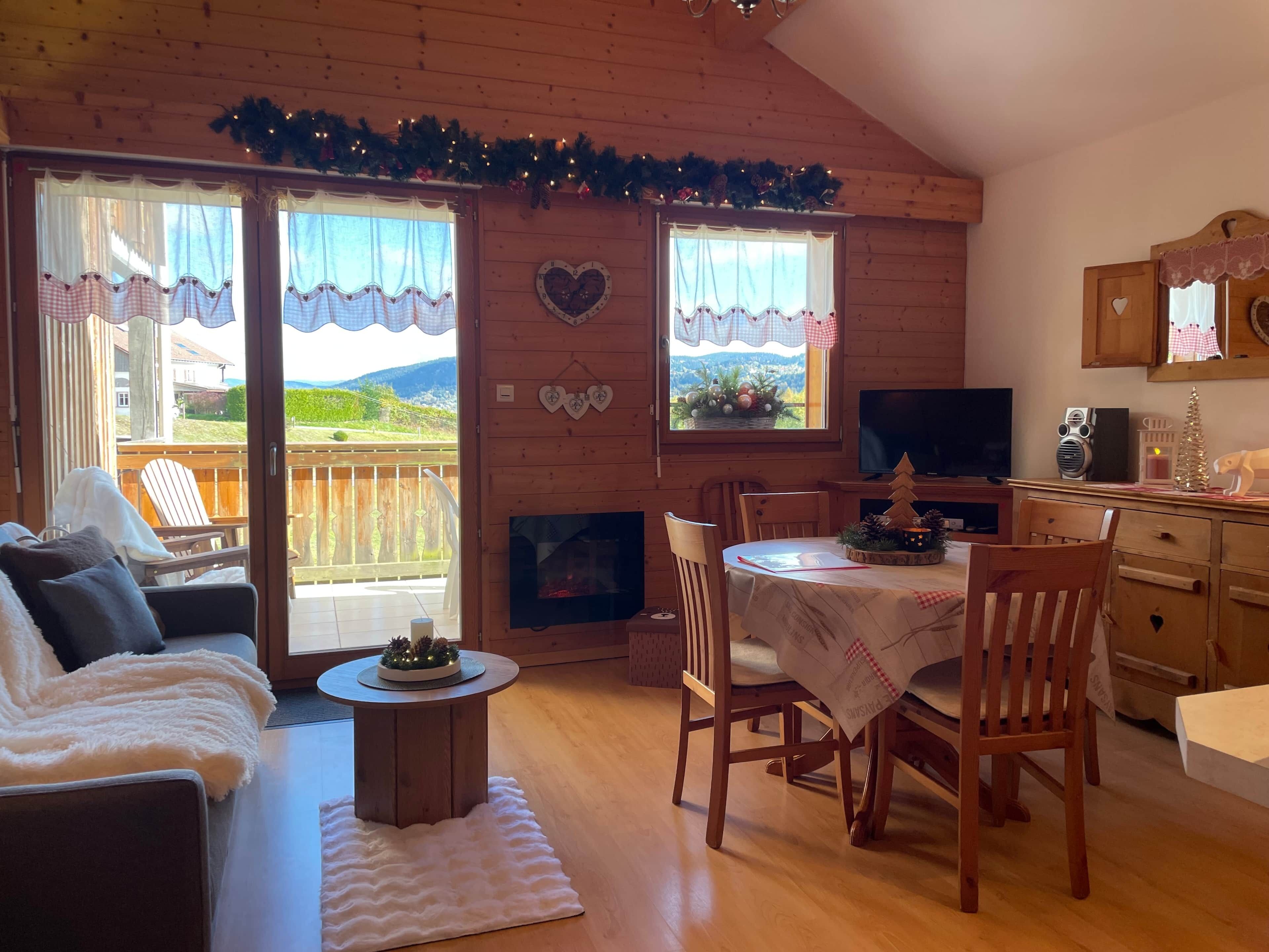 Televisie, een open haard, een dvd-speler en een tafeltennistafel