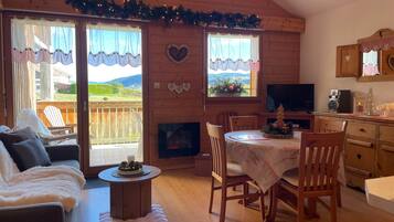 Televisie, een open haard, een dvd-speler en een tafeltennistafel