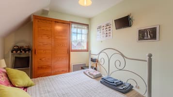 1 bedroom, bed sheets