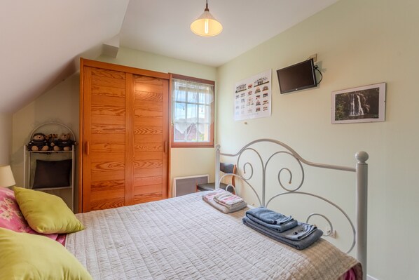1 bedroom, bed sheets