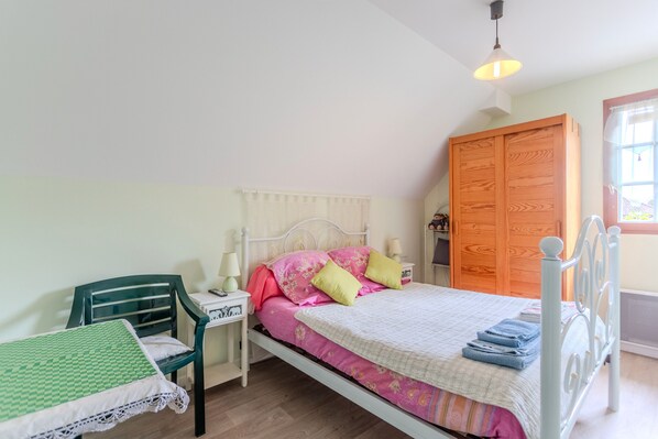 1 bedroom, bed sheets - Guest Room Le Pesquit - with Shared Terrace, Communal Garden and Air Conditioning (Lescar)