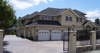 Spacious 5-bedroom villa in charming Bothell Sleeps 16+