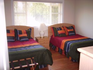 5 bedrooms, iron/ironing board, WiFi, bed sheets