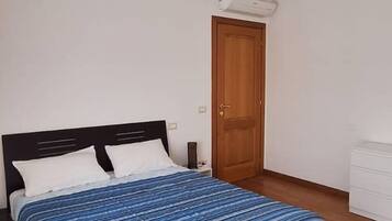 3 camere, una scrivania, ferro/asse da stiro, Wi-Fi gratuito