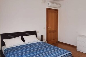 3 makuuhuonetta, työpöytä, silitysrauta/-lauta, ilmainen Wi-Fi