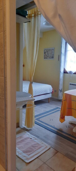 1 bedroom, bed sheets