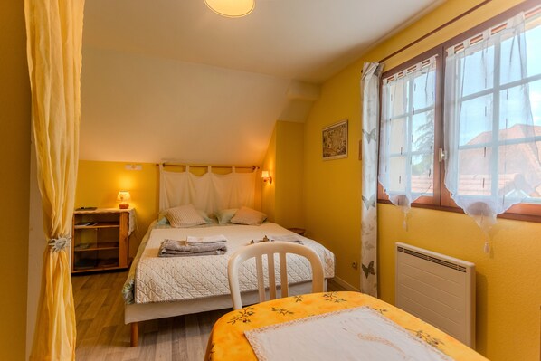 1 bedroom, bed sheets