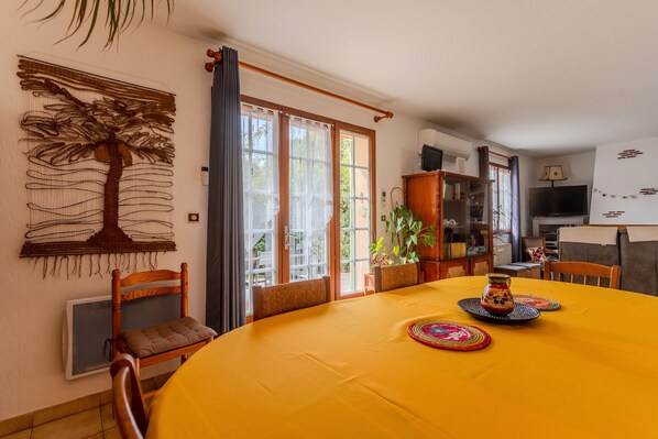Dining - Le Pesquit guest room with shared terrace, communal garden and air conditioning (Lescar)