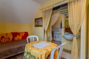 1 bedroom, bed sheets