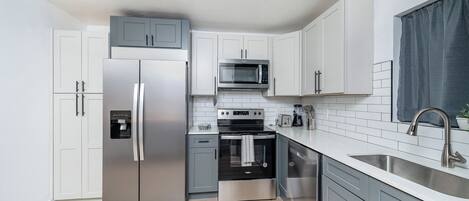 Réfrigérateur, micro-ondes, four, plaque de cuisson