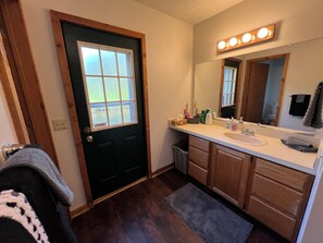 Shower, towels, soap, toilet paper - Superb 3-bedroom house in Wolverine on the sturgeon river (Wolverine)