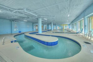 Una piscina techada, una piscina al aire libre